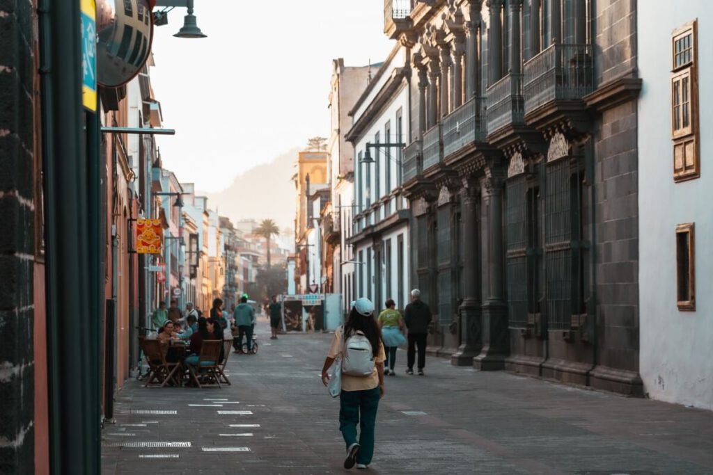 Frau läuft durch Calle San Augustin in La Laguna auf Teneriffa