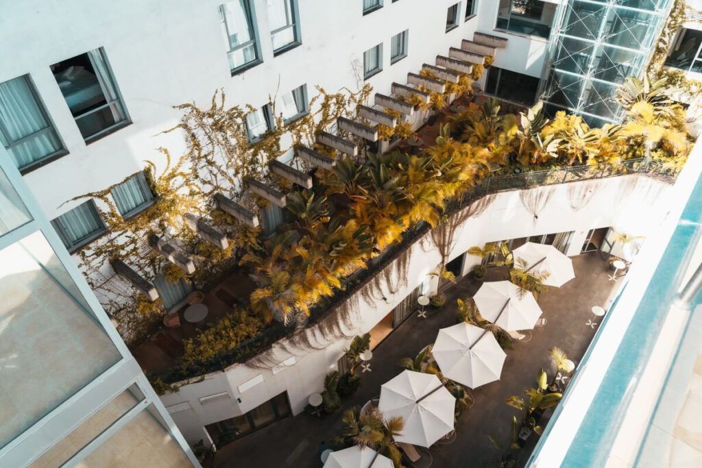 Der Garten des Innenhofes im Gran Hotel.