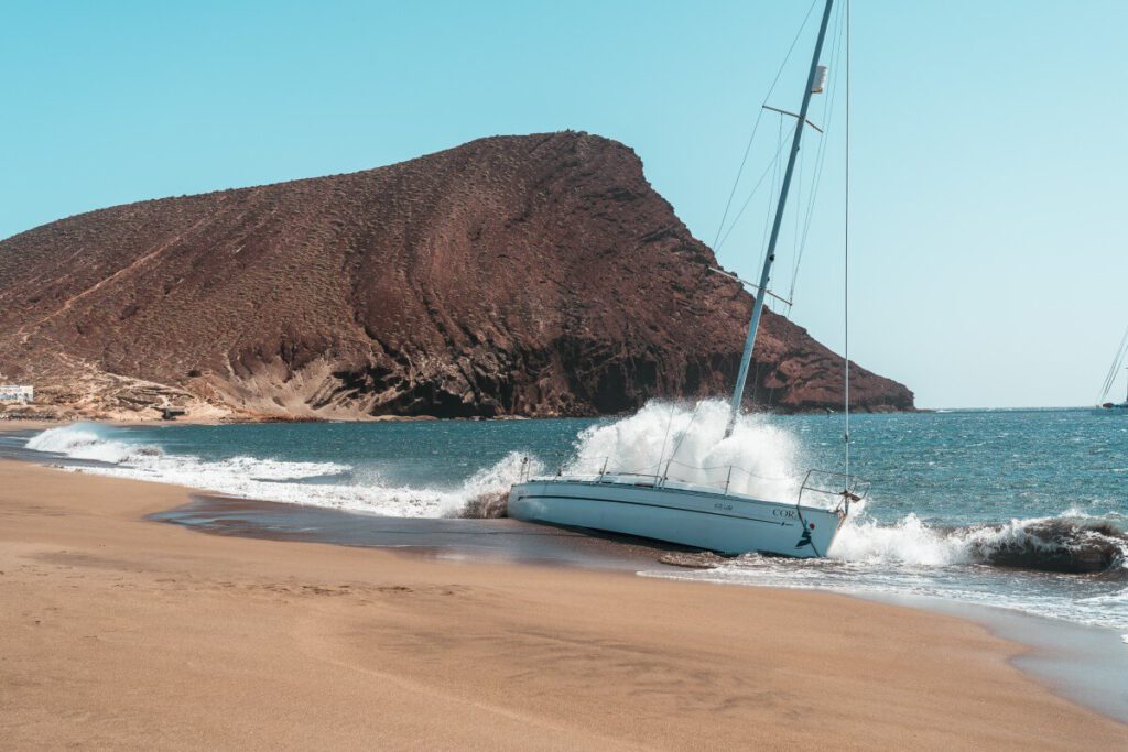 Boot am Playa La Tejita wird von Wellen fast umgerissen