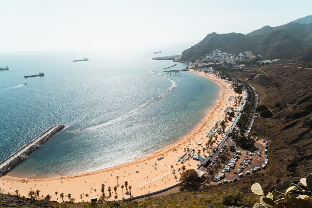 Der Playa de Las Teresitas von oben