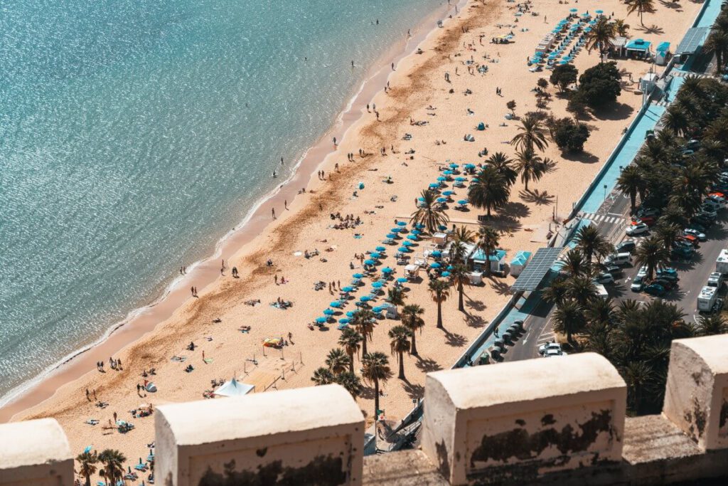 Palmen und feiner, goldener Sandstrand am Playa de Las Teresitas
