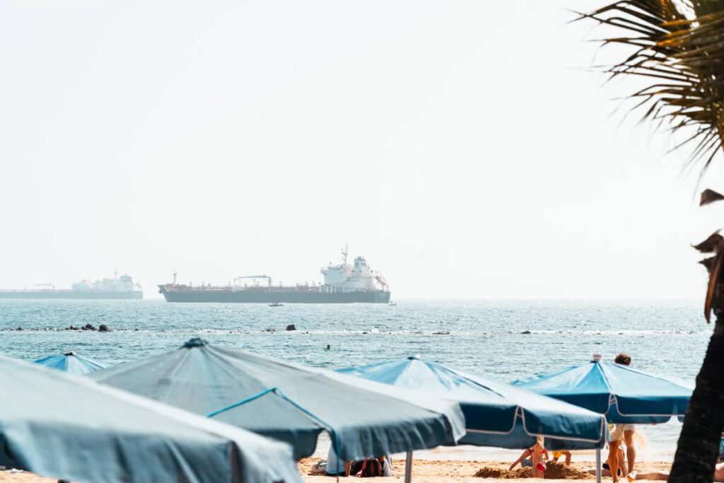 Strand Playa de Las Teresitas mit einem Tankerschiff im Hintergrund