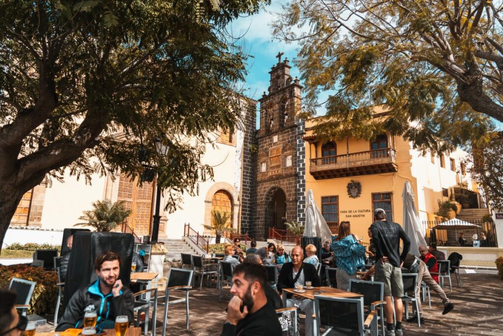 Einheimische sitzen am Plaza de la Constitución in La Orotava
