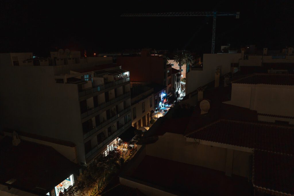 Straße in Puerto de la Cruz bei Nacht. 