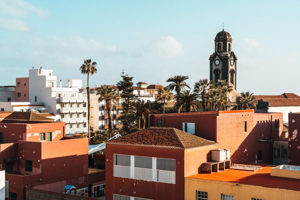 Iglesia de Nuestra Señora de la Peña de Francia über den Dächern von Puerto de la Cruz