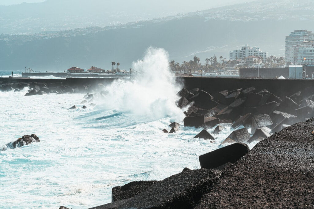 Wellen brechen am Steg von Puerto de la Cruz.