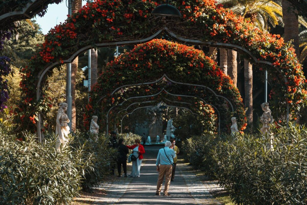 von Blumenbögen überspannten Weg des Parque Garcia Sanabria