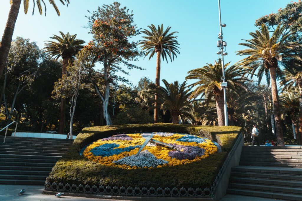 Uhr aus Blumen im Parque Garcia Sanabria