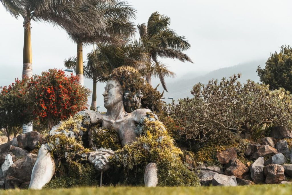 seitlicher Blick auf die Skulptur La Giganta