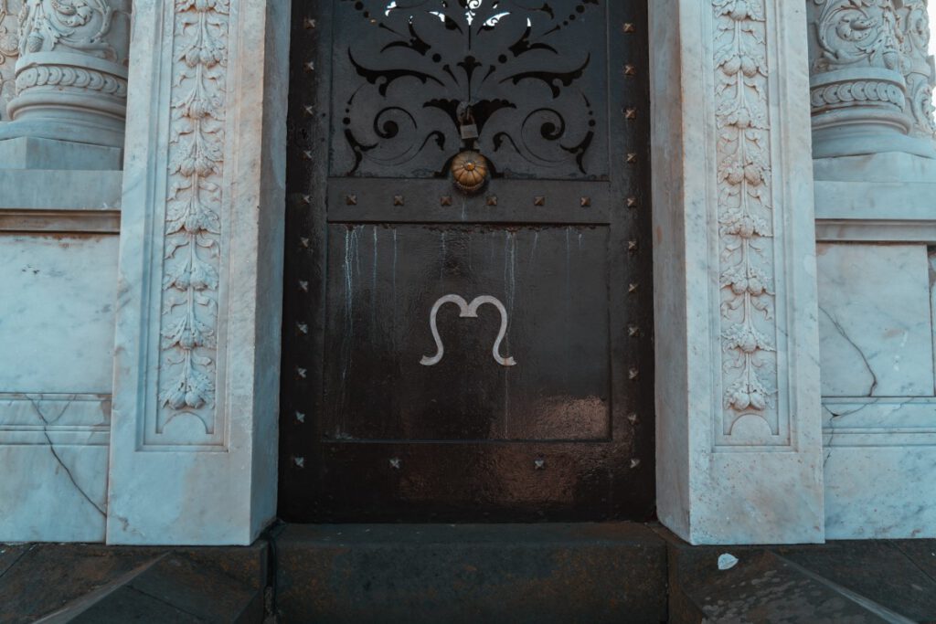 Zeichen an der Tür zum Mausoleum der Freimaurer im Victoria Garten