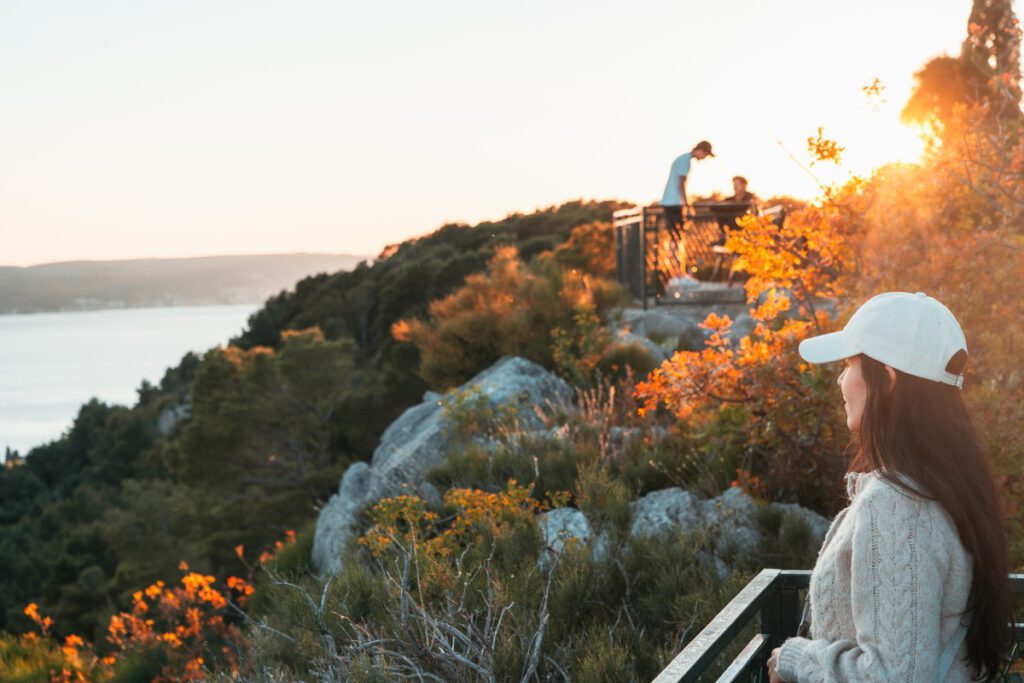 Frau genießt den Sonnenuntergang im Waldpark Marjan in Split