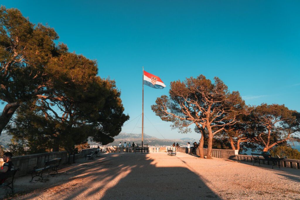 Auf dem Aussichtspunkt Telegrin im Marjan Waldpark weht die kroatische Flagge.