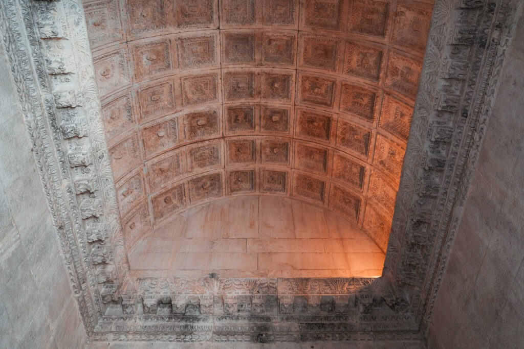Tonnengewölbe des Jupiter-Tempel mit Gesicht- und Pflanzen-Motiven in Split