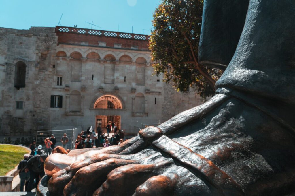 Fuß der Gregor von Nin Statue mit Blick auf das goldene Tor