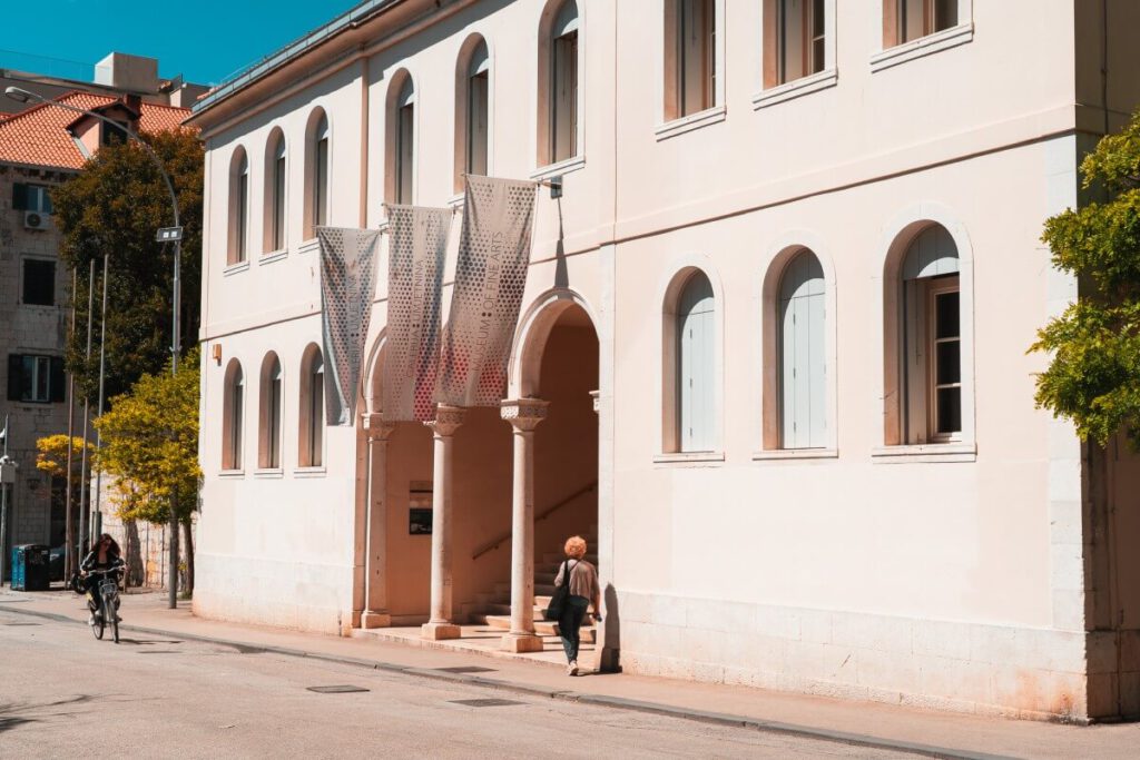 Der Eingang zum Museum of Fine Arts in Split.