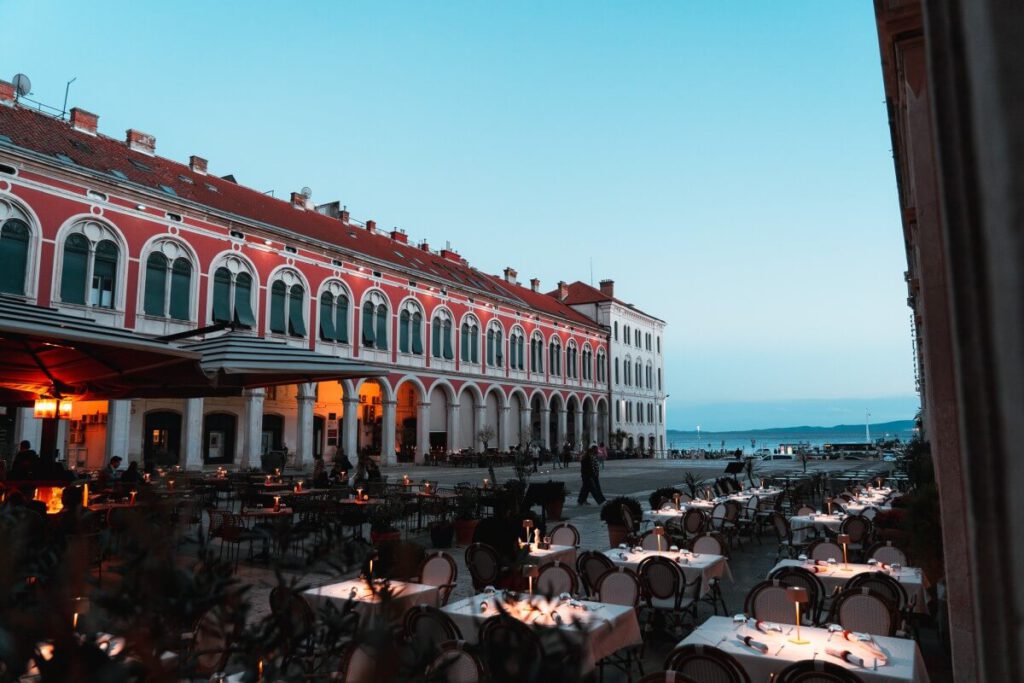 Platz der Republik mit Blick zum Meer am Abend.
