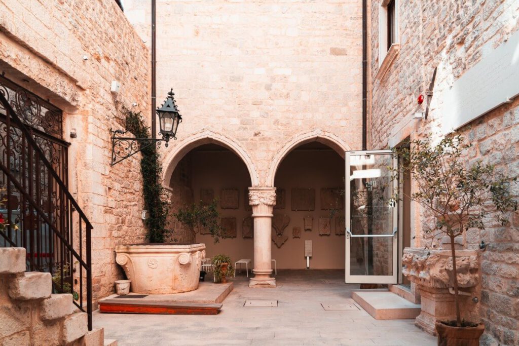 Die Loggia des alten Palastes vom Stadtmuseum Split