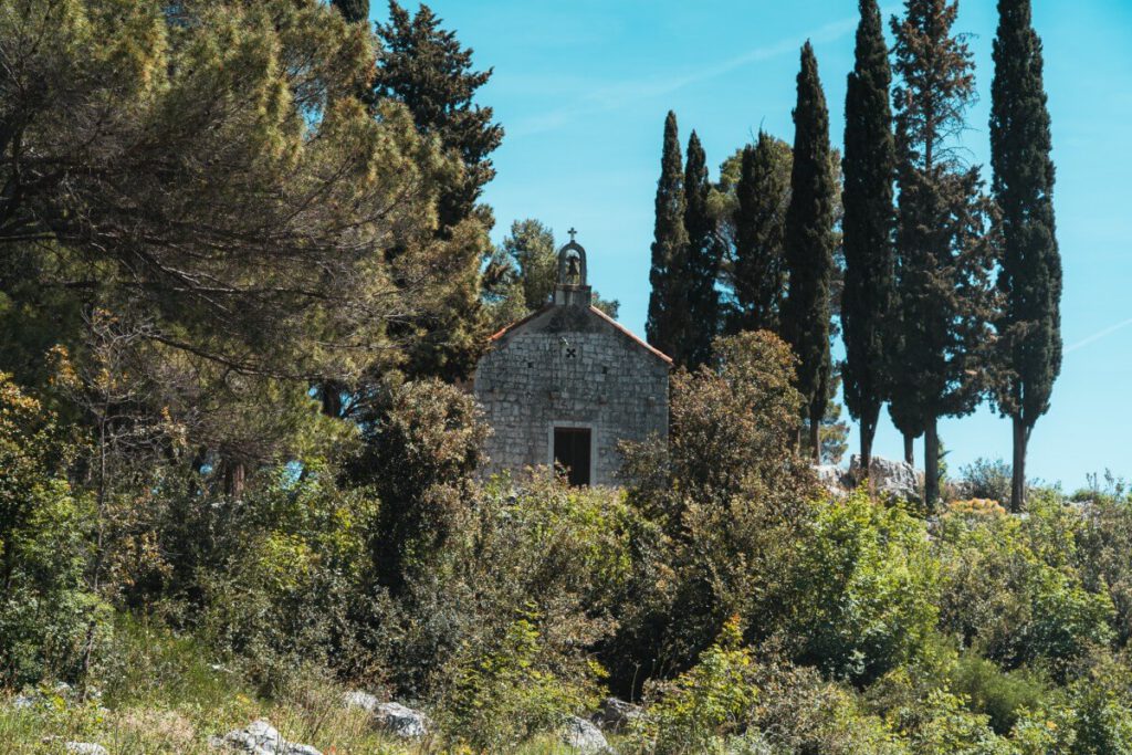Kirche Crkva sv. Luka Kirche an den Bacina Seen