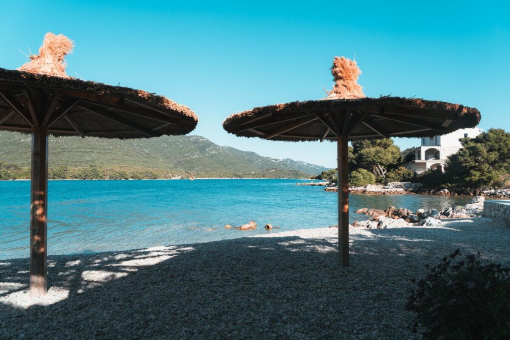 Hodilje Strand mit Strandschirmen