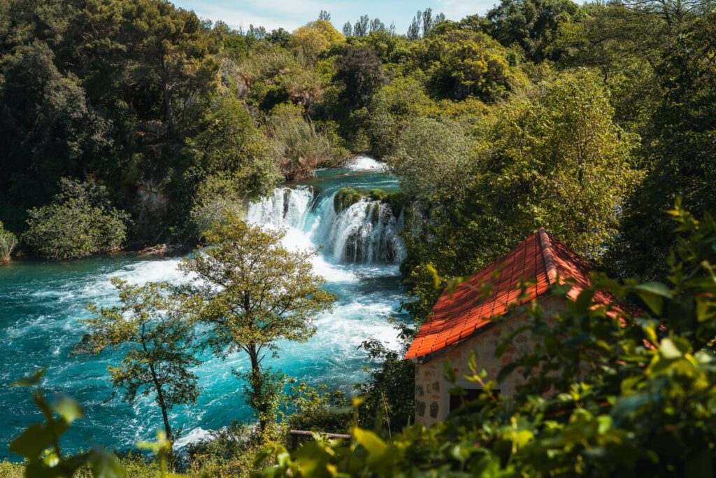 Wasserfall am Skradinski Buk mit Haus mit rotem Dach