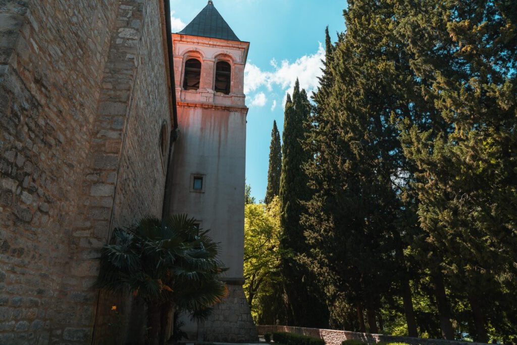 Mauer und Turm des Kloster Insel Visovac