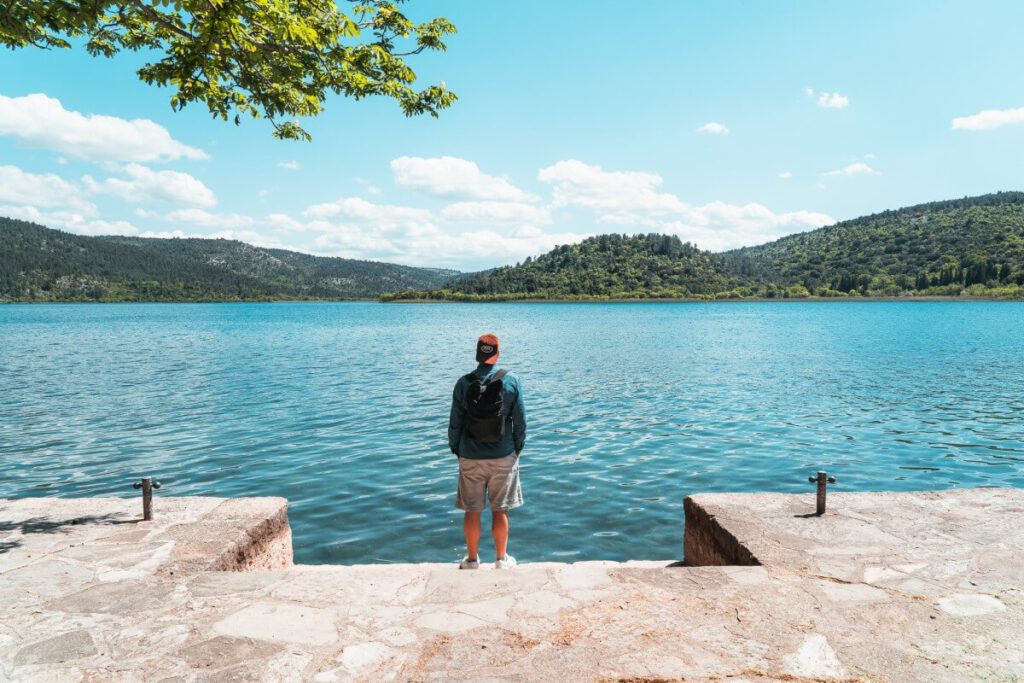 Mann auf Steg der Insel Visovac