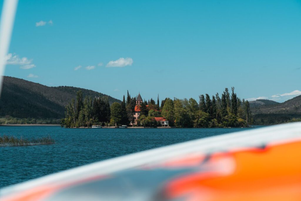 Insel Visovac vom Boot aus fotografiert