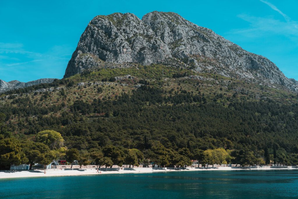 Strand von Zaostrog und Berg im Hintergrund