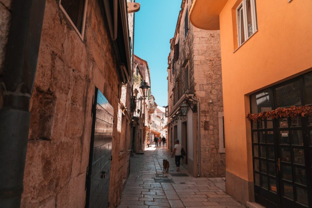 Gasse in Altstadt von Omiš.