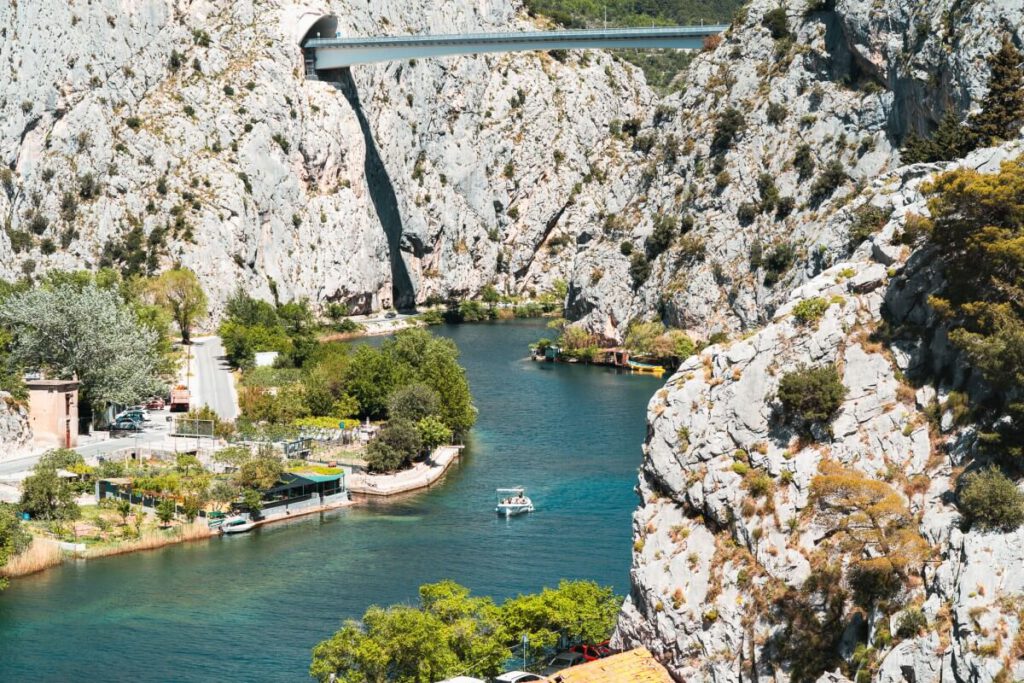 Der Fluss Cetina fließt durch Omiš
