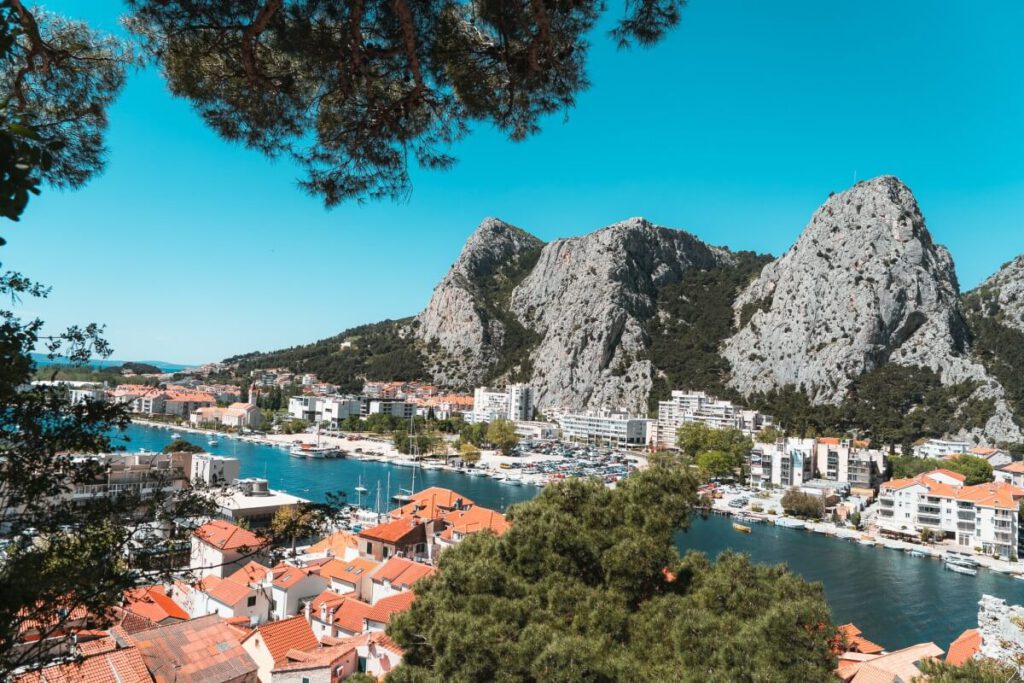 Blick auf Omiš von der Mirabella Festung