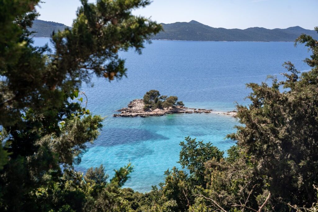 türkisblau schimmerndes Wasser an der Bucht von Sjekirica