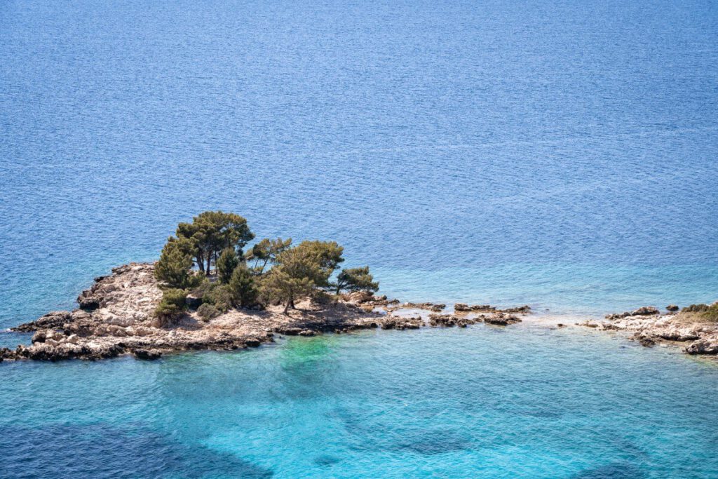 Bucht von Sjekirica mit Pfad zur Insel