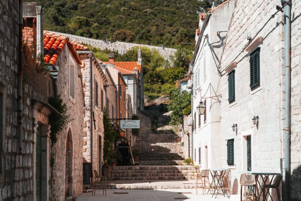 Alte Treppe in einer Gasse in der Altstadt von Ston