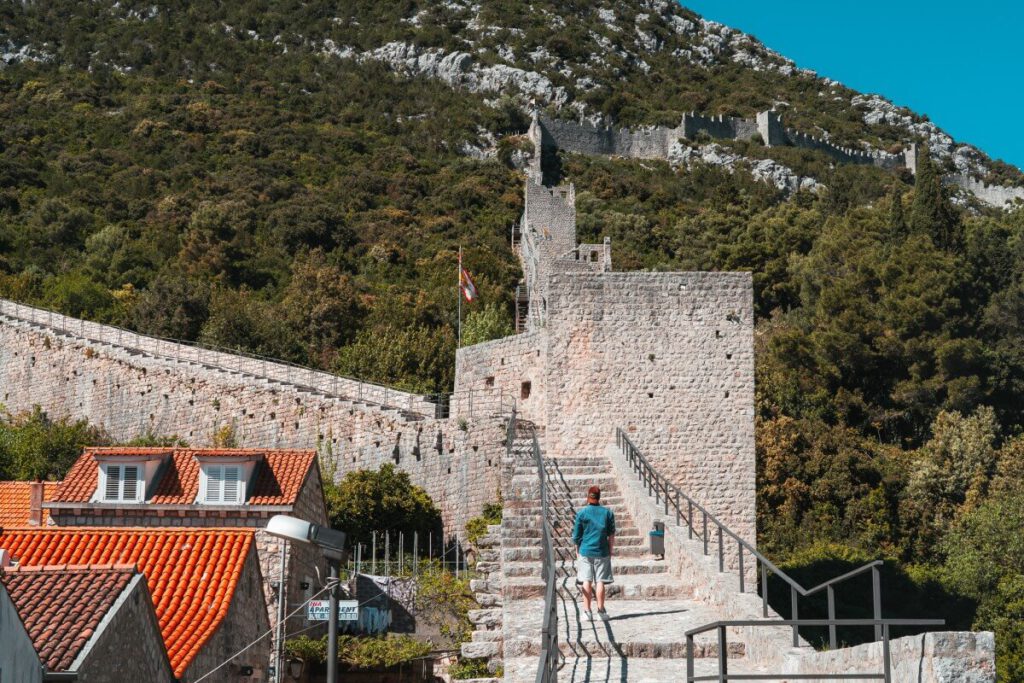 Man steht an einer Abzweigung der Ston Mauer